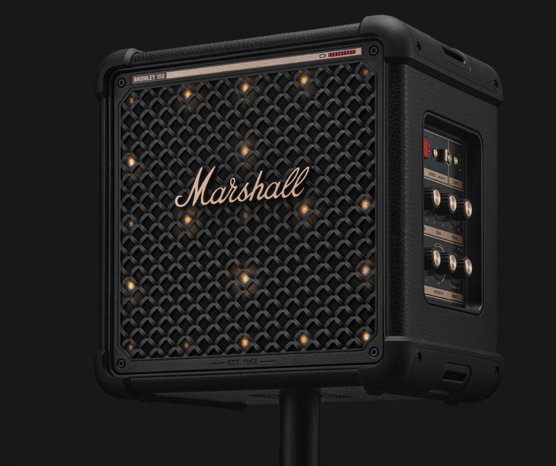 Marshall Bromley 150 có thể đặt trên chân loa, thuận tiện khi bố trí âm thanh trong không gian tiệc hoặc sự kiện.