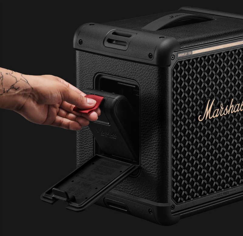 Pin tháo rời của Marshall Bromley 150 giúp thay nhanh khi cần kéo dài thời gian phát nhạc.