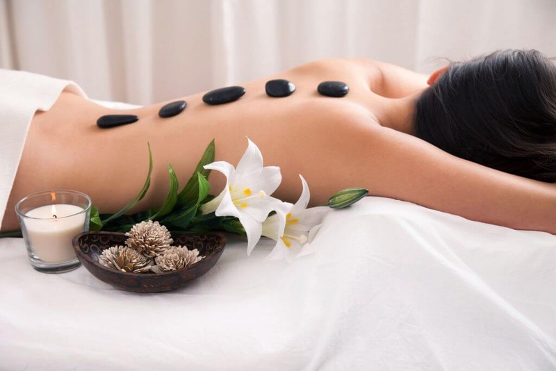 Massage đá nóng 2