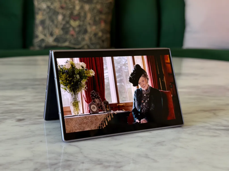 Mặt lưng Galaxy Z Fold 8 làm từ vật liệu gì 4