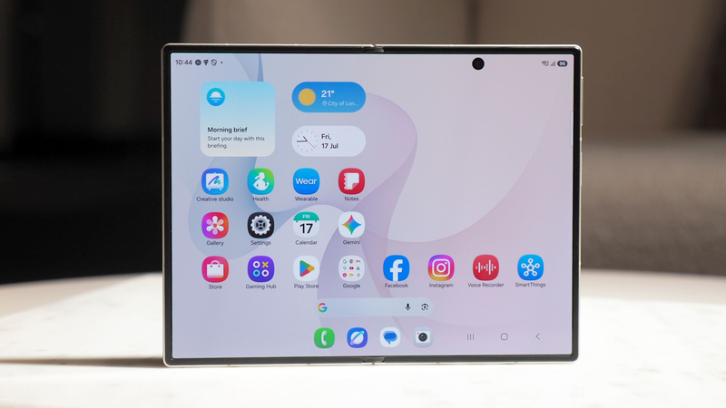 Mặt lưng Galaxy Z Fold 8 làm từ vật liệu gì 9