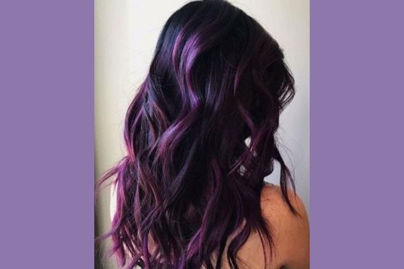 Tóc nhuộm tím đậm trên nền đen kết hợp highlight