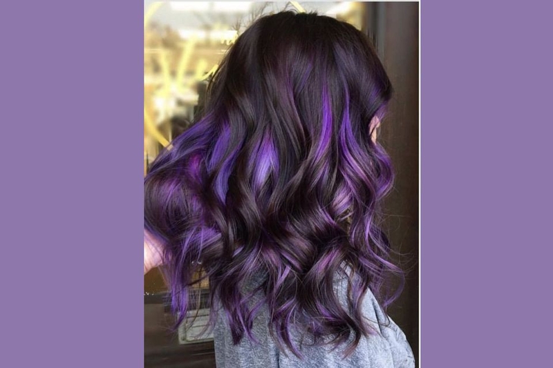 Kiểu tóc highlight tím trên nền đen