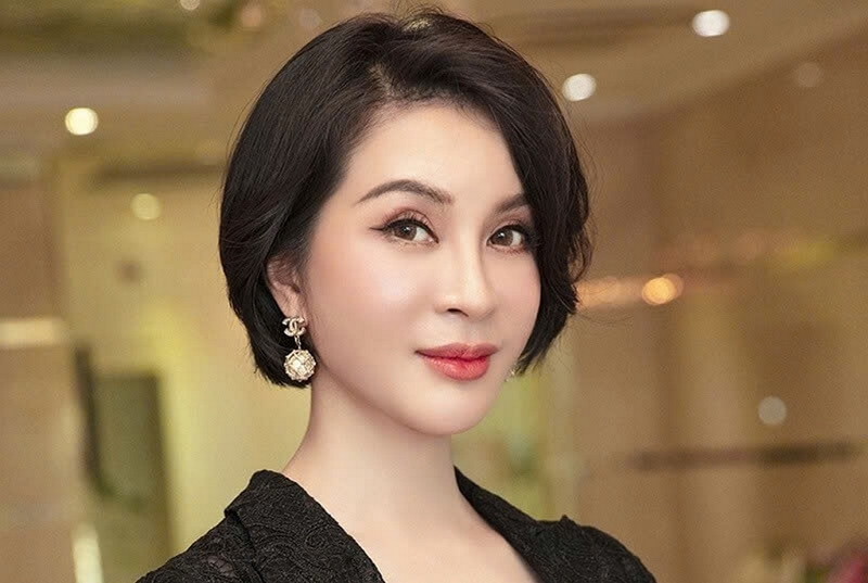 Tóc ngắn uốn cụp trung niên thanh lịch và dễ chăm sóc