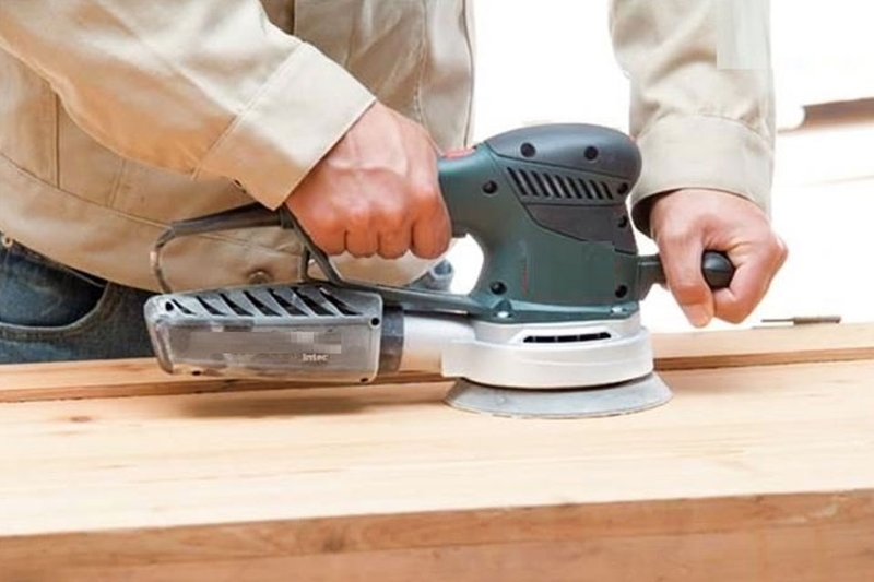 Máy chà nhám được sử dụng chủ yếu trong các xưởng sản xuất để gia công bề mặt vật liệu.