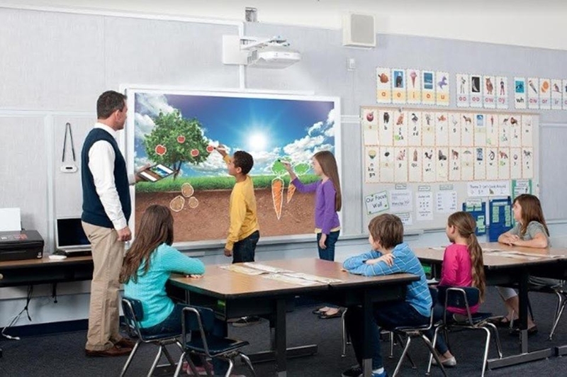 Máy chiếu cảm ứng - 07