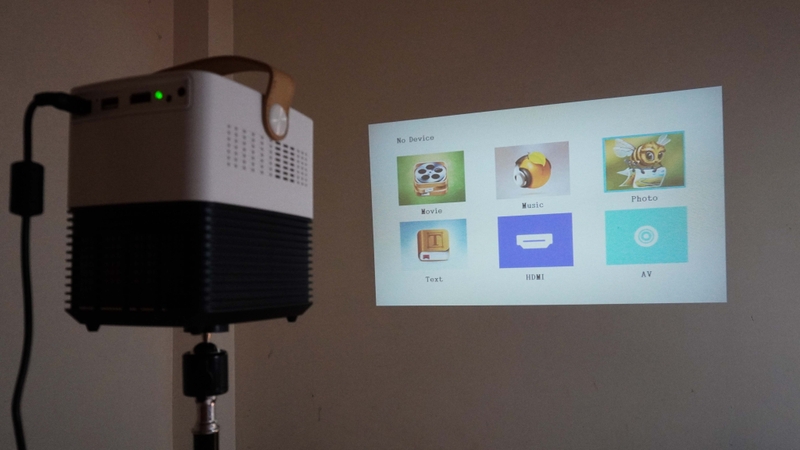 máy chiếu mini cầm tay 8