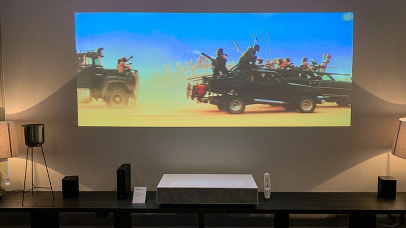 Lựa chọn mặt phẳng tường bằng phẳng và có màu sáng