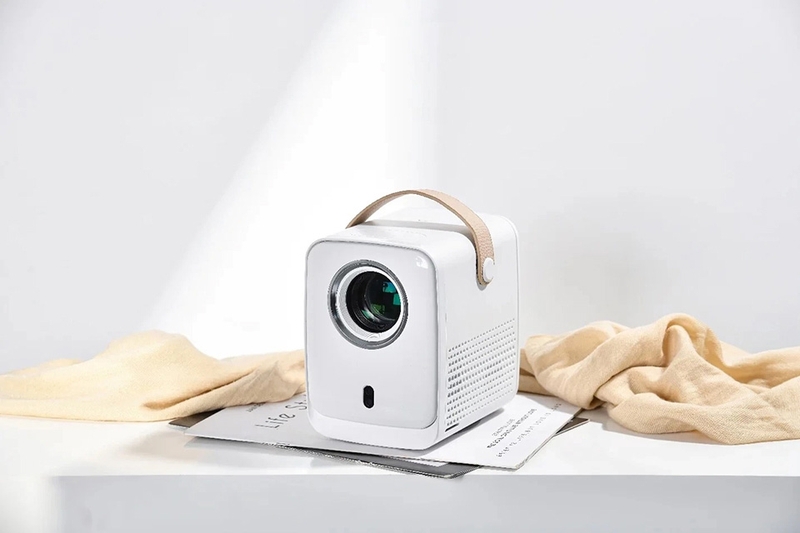 Chìa khóa quyết định máy chiếu mini có xem được ban ngày không