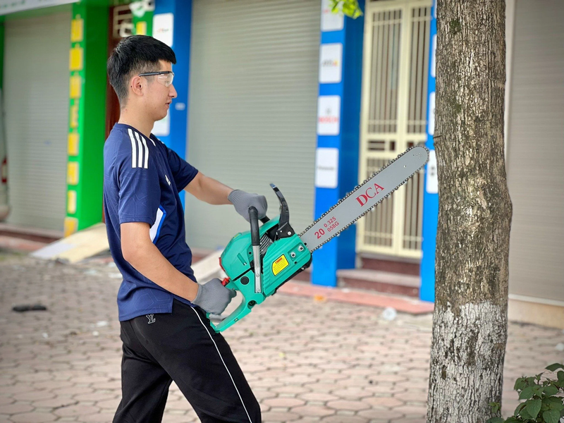 Máy cưa xích chạy xăng 2