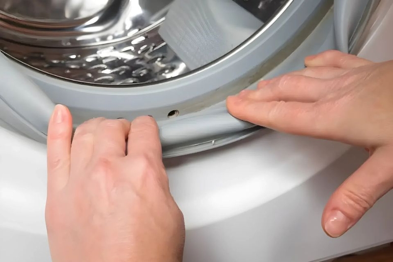 máy giặt Electrolux bị tràn nước do gioăng cao su cửa máy bị rách hoặc lão hóa