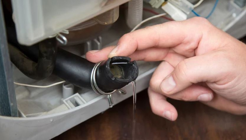 máy giặt bị chảy nước dưới gầm 4