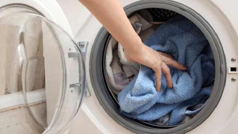 Nên làm gì khi máy giặt không có ngăn nước xả?