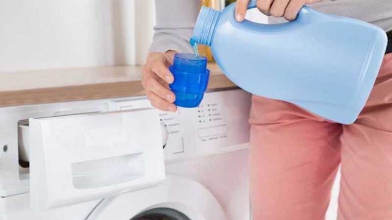 Đổ lượng nước xả vừa phải và phù hợp với lượng quần áo