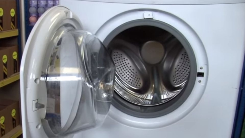 Kiểm tra bản lề cánh cửa