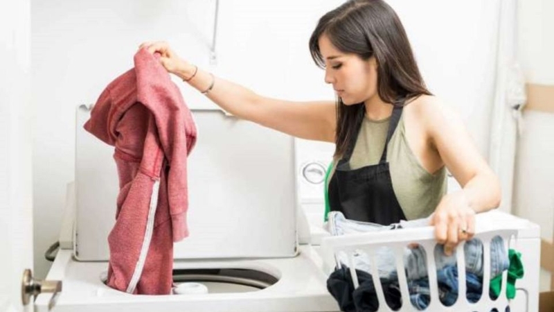 Phân loại quần áo trước khi giặt