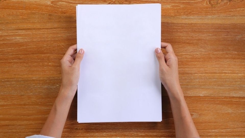 Giấy bị ẩm hoặc các tờ bị dính vào nhau