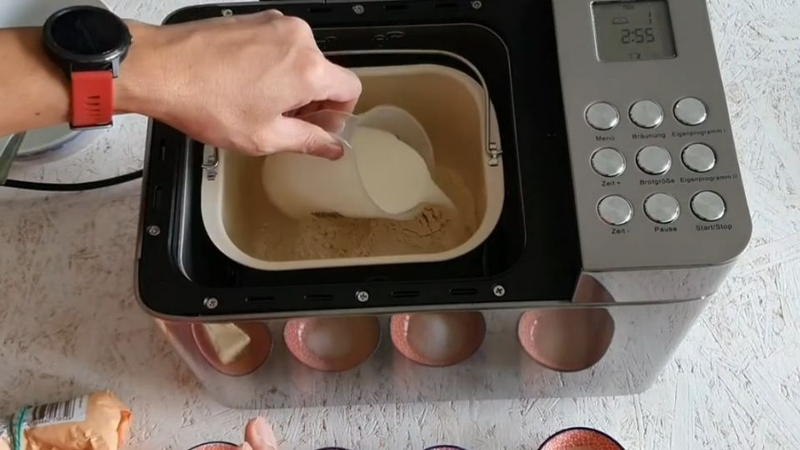 Bước 2: Cho chất lỏng vào máy trước ví dụ như sữa, nước, trứng...