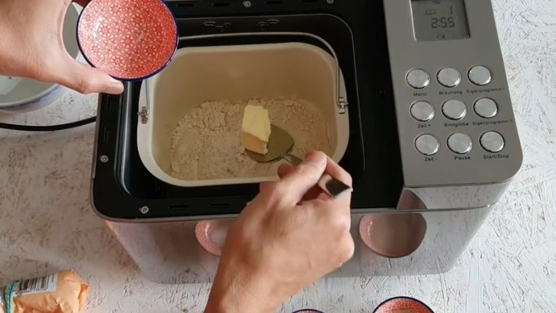 Bước 4: Thêm đường, muối, bơ động vật, dầu ăn (khối lượng tùy thuộc vào công thức bánh mà bạn muốn làm).
