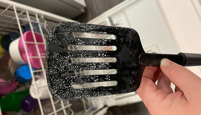 Vì sao máy rửa bát bị cặn trắng?