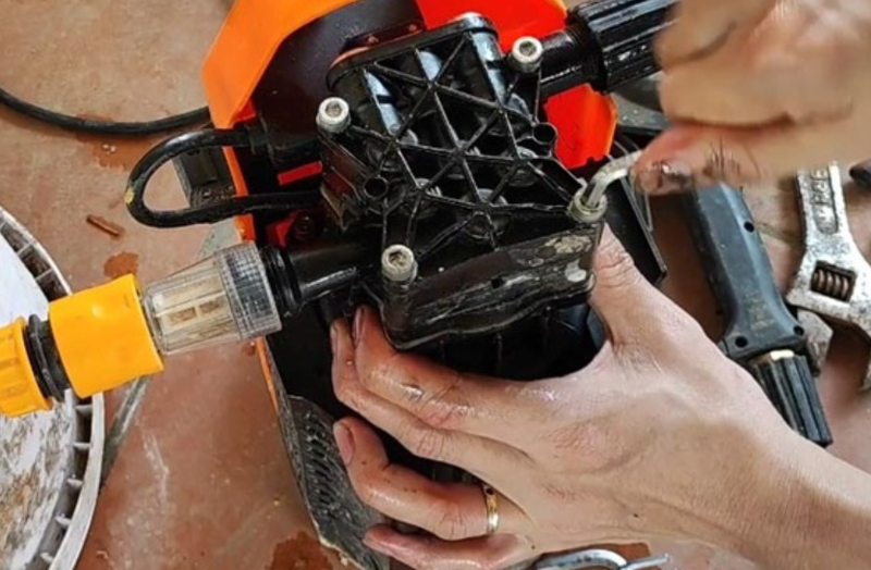 M&aacute;y rửa xe bị r&ograve; nước - h&igrave;nh 3