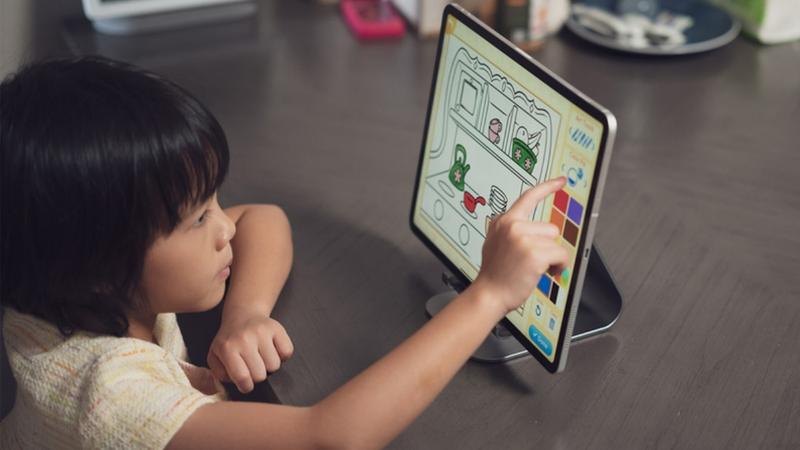 Máy tính bảng là thiết bị học tập và giải trí cho trẻ phố biến hiện nay