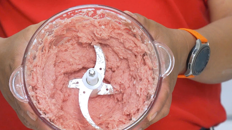 Việc sơ chế thịt trước giúp hiệu quả xay cao hơn