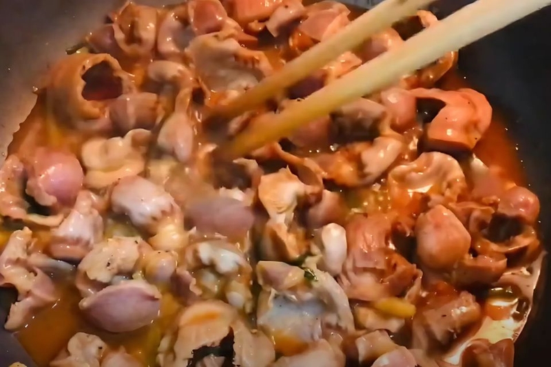 xào sơ mề gà kho tiêu