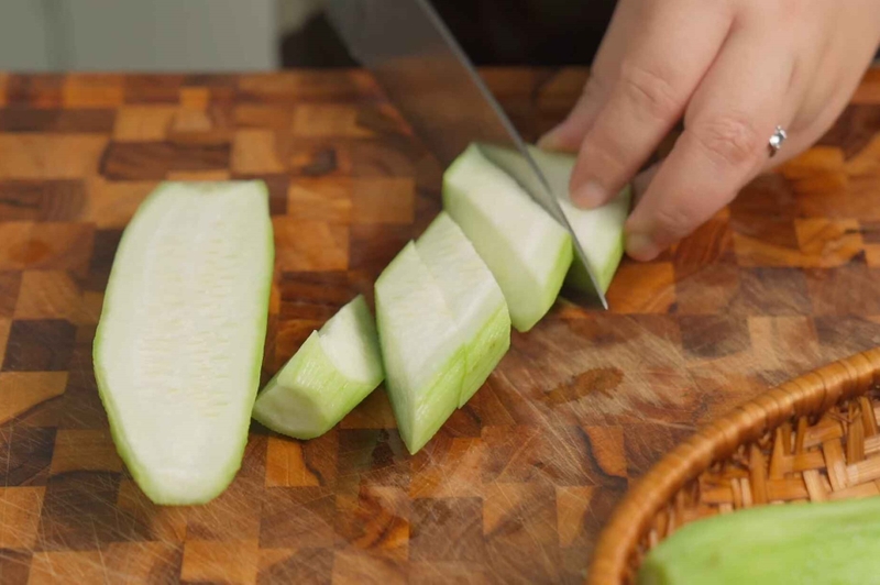 Cắt mướp thành những lát vừa phải