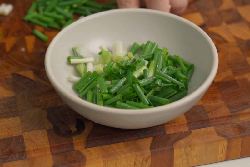 Cắt hành lá thành từng đoạn ngắn