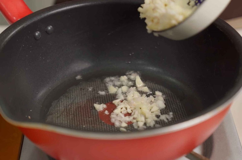 Cho tỏi băm nhỏ vào chảo