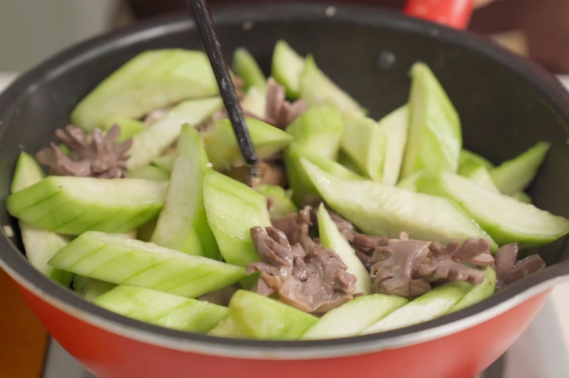 Đổ phần mướp đã thái lát vào chảo