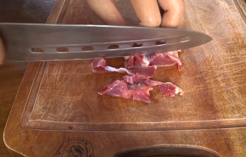 Cắt mề gà thành những miếng nhỏ
