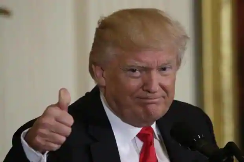 Trump với biểu cảm cố lên