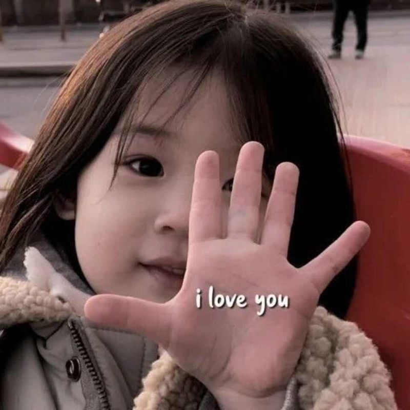 Sử dụng hình em bé kèm theo thông điệp yêu thương