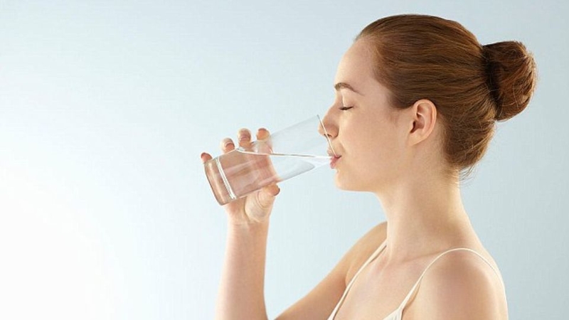 Uống đủ nước hằng ngày