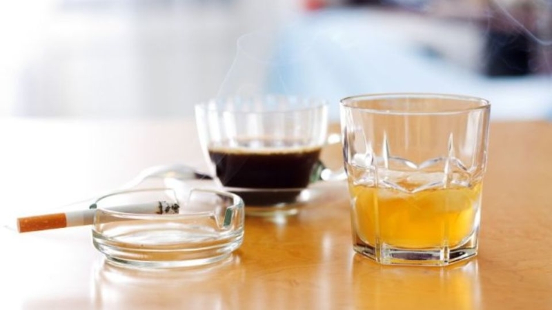 Tránh uống đồ uống có chứa caffeine và cồn