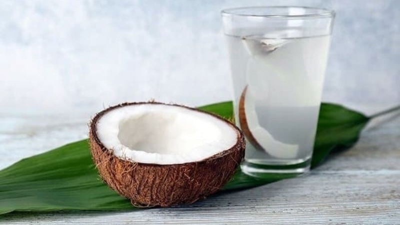 Sử dụng nước dừa khô hoặc giấm