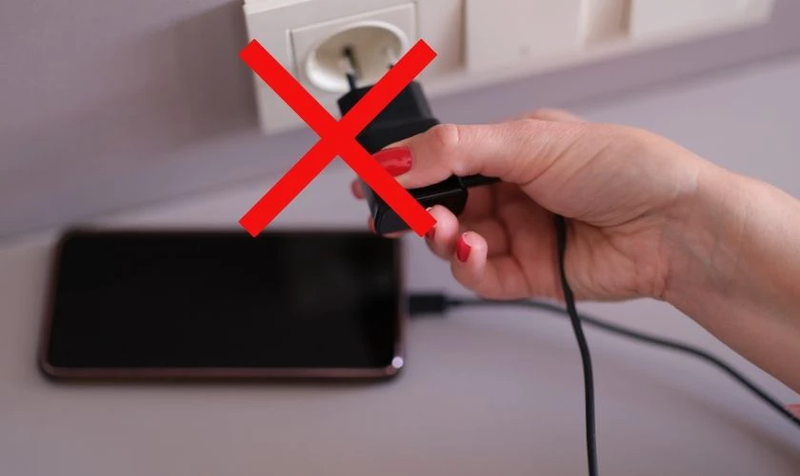 Mẹo làm khô điện thoại bị vào nước 8