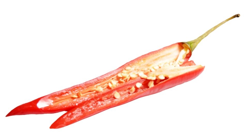 Dùng kéo để cắt phần cuống và cắt đôi quả ớt