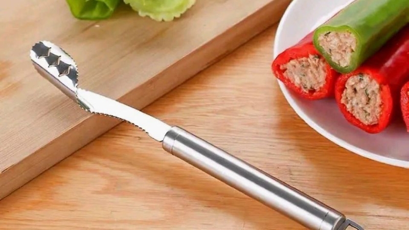 Dùng dụng cụ lọc hạt ớt chuyên dụng