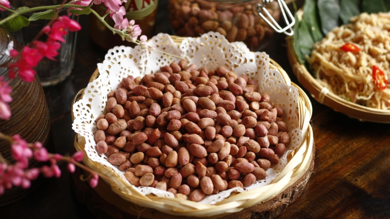 mẹo rang lạc giữ được giòn lâu, không bị hôi 5