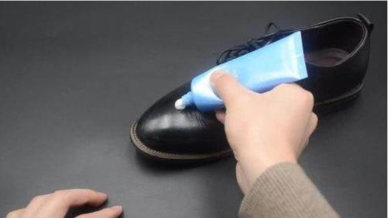 mẹo sửa giày chật 3
