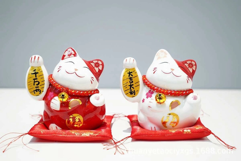Mèo thần tài vẫy tay phải