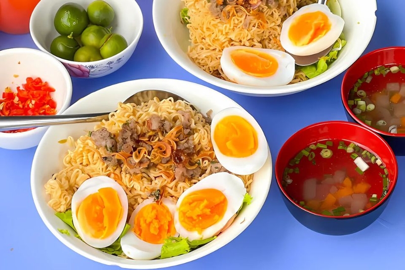 mì trộn tóp mỡ trứng lòng đào.jpg