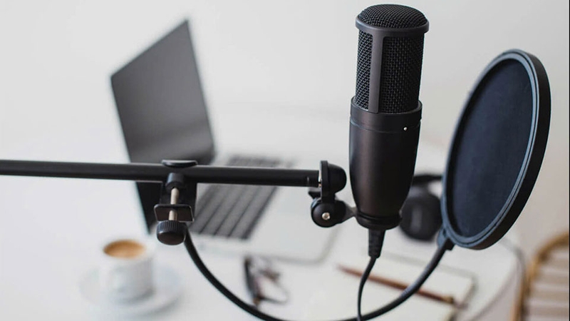 Micro có dây điện dung được ưa chuộng trong các studio thu âm