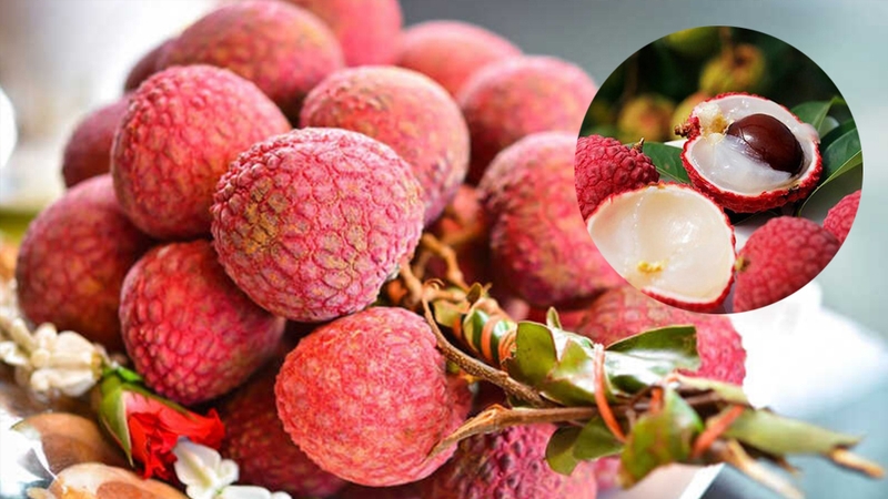 Quan sát và lựa chọn kỹ quả vải tươi ngon