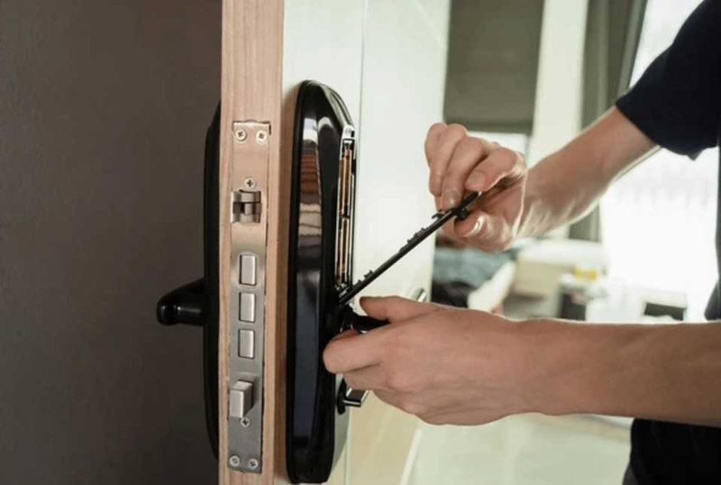 Cách mở khóa cửa điện tử khi hết pin - 02