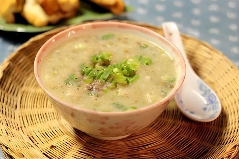 Cháo đậu xanh nấu thịt lợn nạc