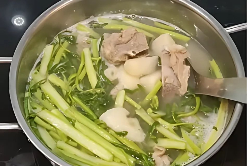 món canh khoai sọ rau rút nấu sườn ngon